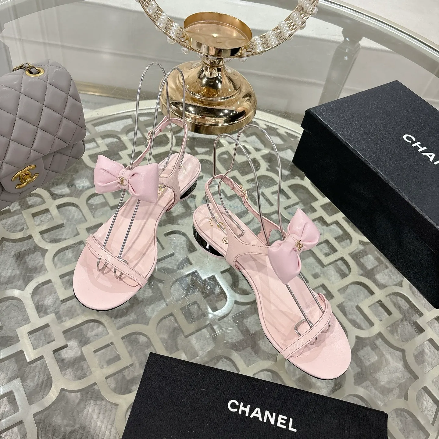 👟👟Ex-factory price 560👟👟 CHANEL 25ss spring and summer new counter top double C bow sandals. This classic design; bow with double C embellishment, playful and elegant, multiple color matching elements... Diversified mix and match is very beautiful and versatile, very light and comfortable on the feet, super delicate and elegant... ꫛꫀꪝ Go➫ Material: Upper: Original customized imported sheepskin Inner: Original custom-made sheepskin lining Outsole: Original custom-made Italian through-dyed genuine leather outsole Size: 35–40 (40 and 41 are custom-made and cannot be returned or exchanged)